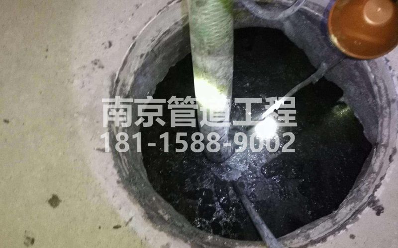 216钟灵街清理化粪池