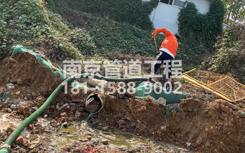 263钟灵街工地化粪池清理
