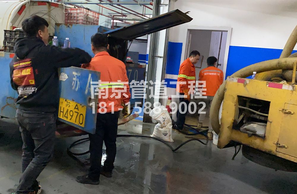 305钟灵街地下室管道清洗